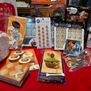 New listing :Halloween cake decorating lot